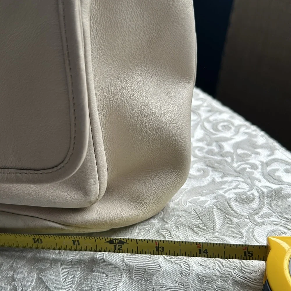Nice Coach leather bag in cream. Good size with plenty  room - Picture 13 of 14